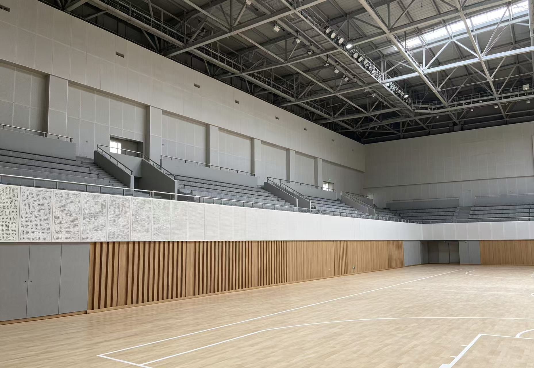 佛山体育馆回音轰鸣如何整改？体育馆吸音材料施工选型要点