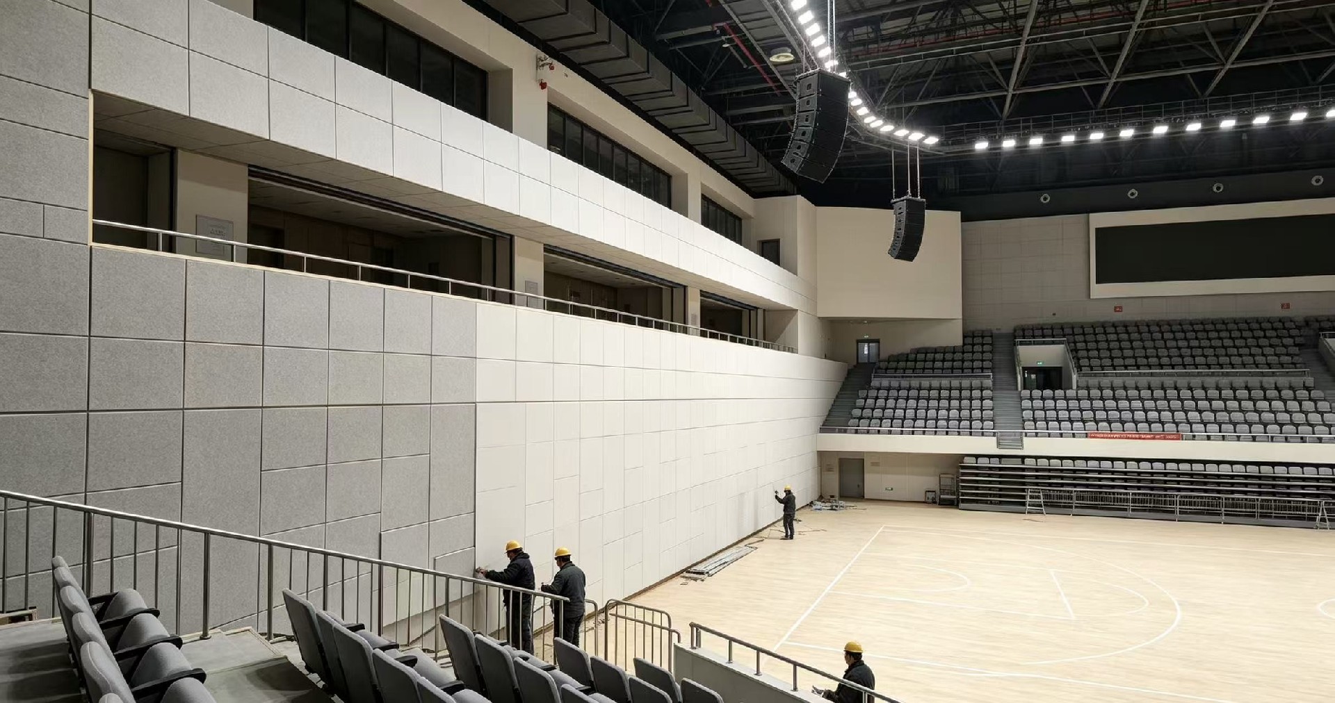 融媒体演播厅一开麦声音发空，是吸音板过硬还是缺少扩散体？