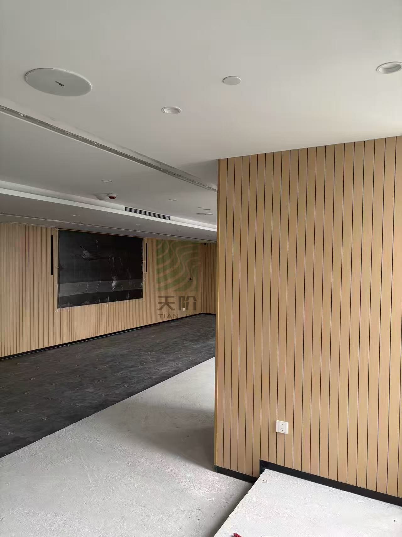 会议室吸音板怎么选？槽孔板兼顾声学效果与工装耐看度